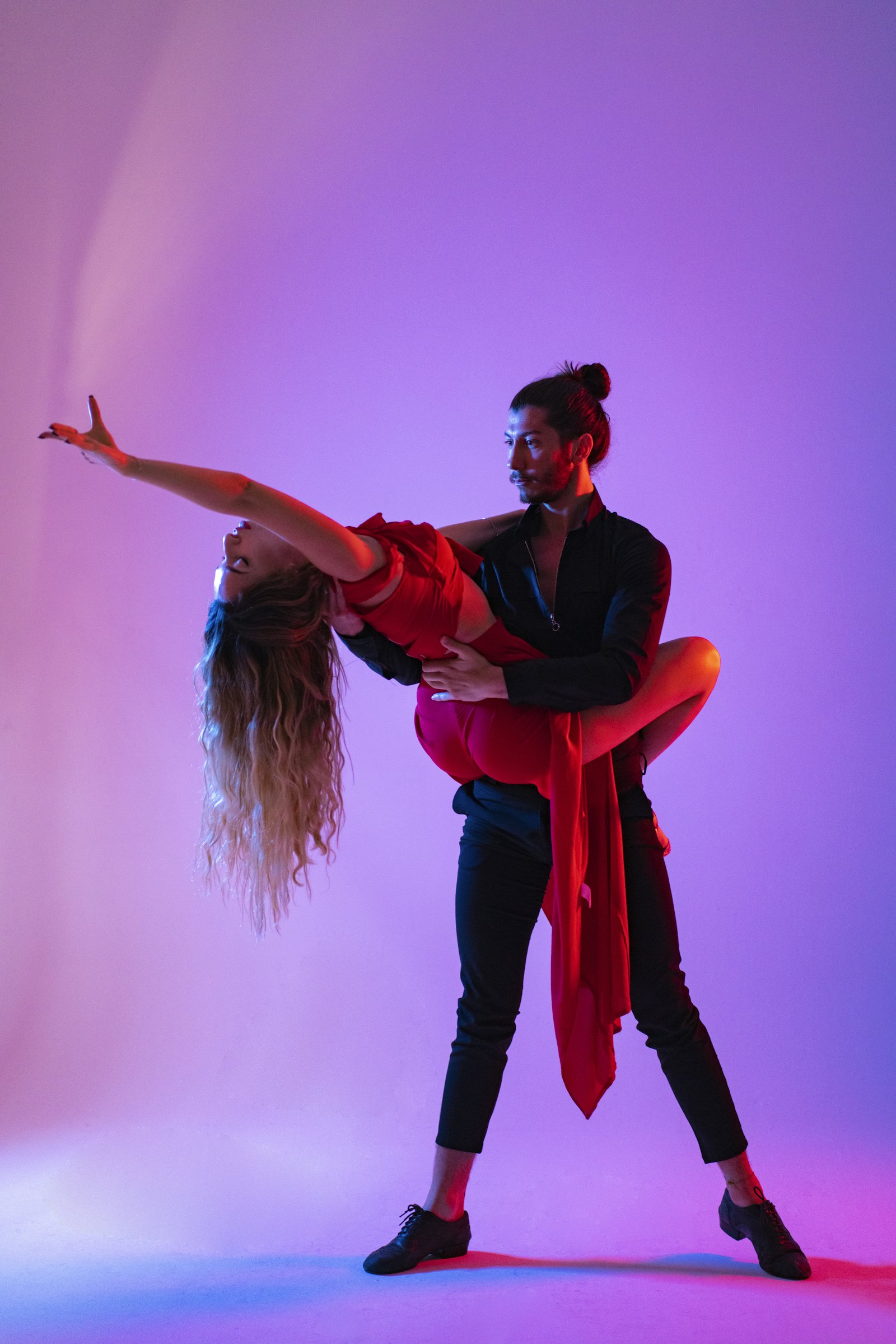 Couple de danseurs en figure de salsa