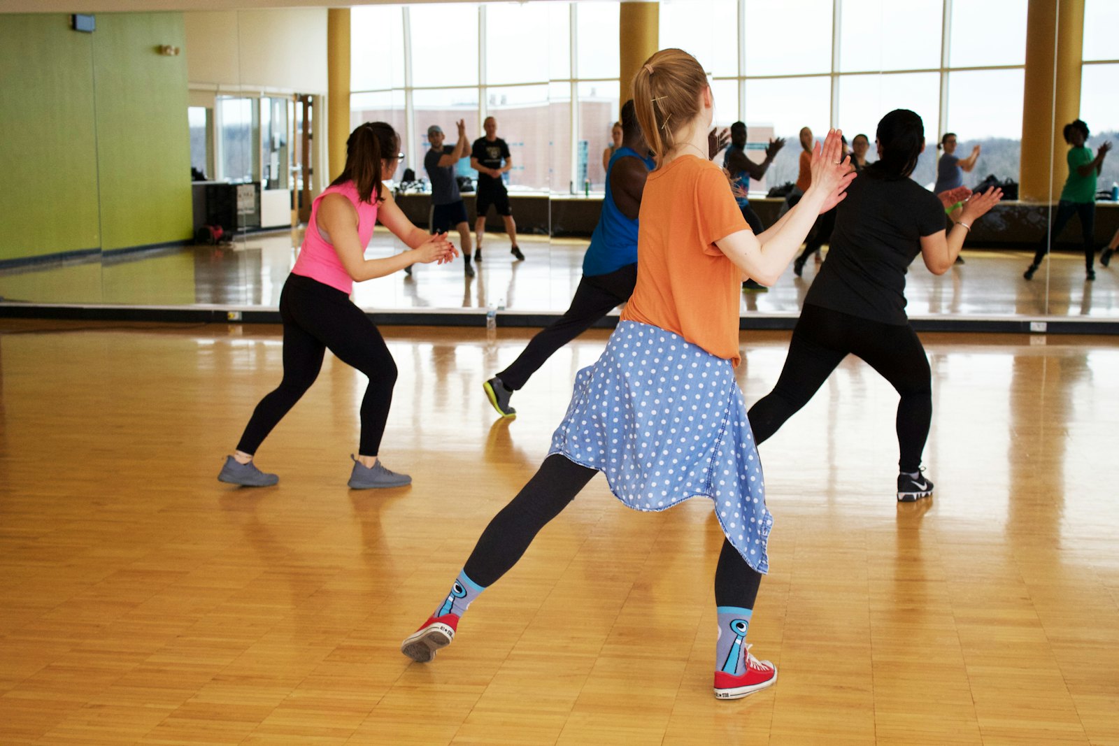 Cours collectif de danse fitness dans un studio lumineux