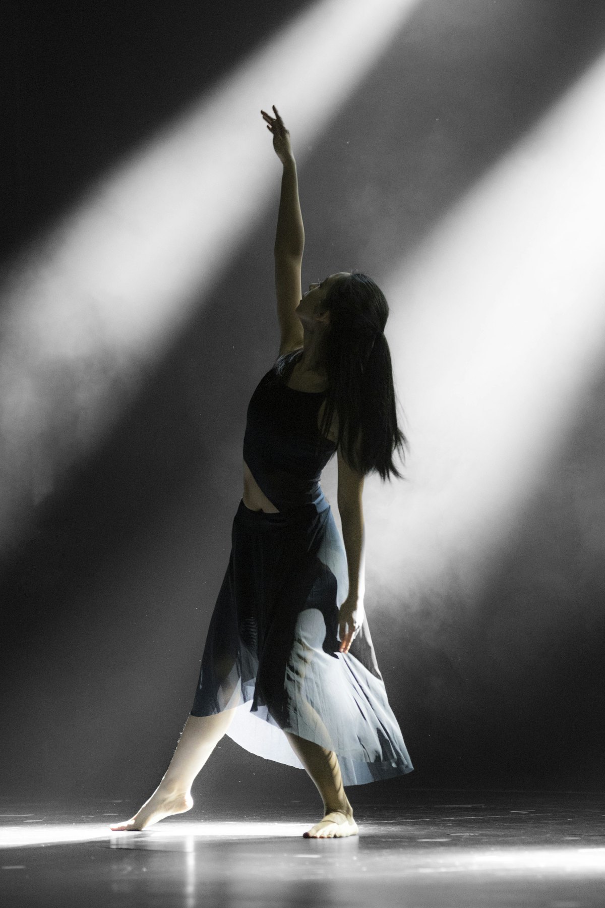 Danseuse dans un faisceau de lumière